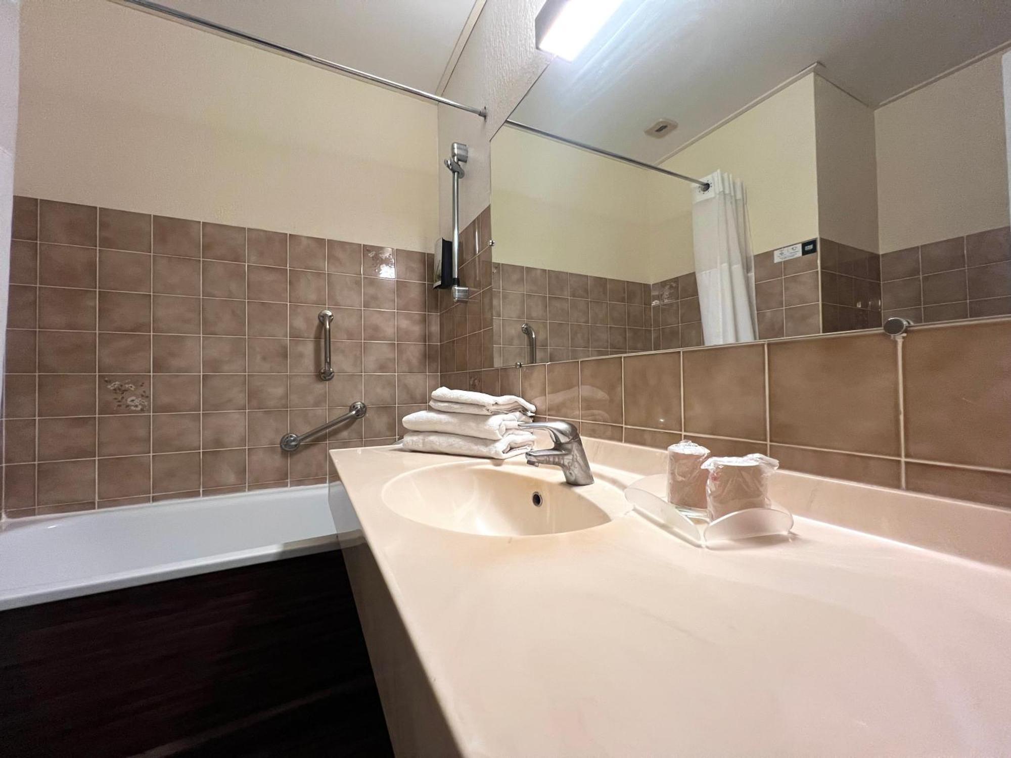 Logis Hotel Restaurant Des Thermes Ламалу-ле-Бен Екстериор снимка